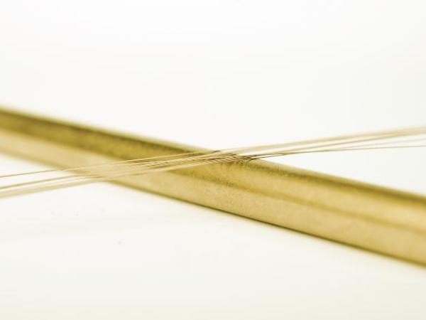 Verschiedene Kapillarrohre aus Messing in der Gegenüberstellung